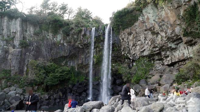 오순명 할아버지의 아버지가 희생된 서귀포시 정방폭포. 고상현 기자