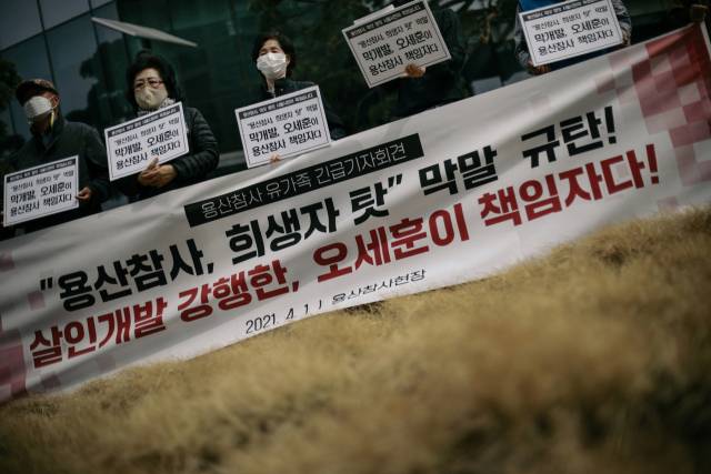 ▲ 1일 용산참사 유가족들이 오세훈 후보의 발언을 규탄하는 기자회견을 열었다. 오 후보는 하루 전인 3월 31일 관훈클럽에서 "이 사고는 과도한 그리고 부주의한 폭력행위를 진압하기 위한 경찰력 투입으로부터 생겼던 사건"이라고 발언했다. ⓒ프레시안(최형락)