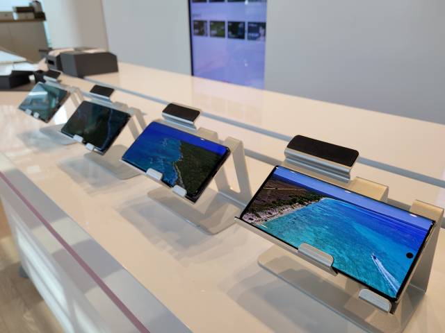 4인 가족이 동시에 와이파이를 이용하는 환경을 가정해 4K 영상을 동시에 재생했다. 기가와이파이6에 연결된 환경에서는 영상이 끊김 없이 원활하게 재생됐다. /오지현기자