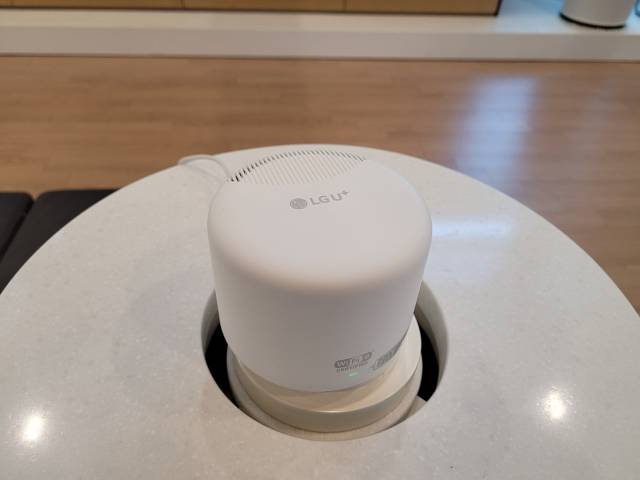 와이파이 확장을 원하는 고객은 공유기를 한 대 더 구입해 간편하게 무선으로 기존 와이파이와 연결할 수 있다. 사진은 와이파이 커버리지 확대를 위해 추가 설치한 기가와이파이6가 랜선 없이 전원에 연결된 모습. /오지현기자