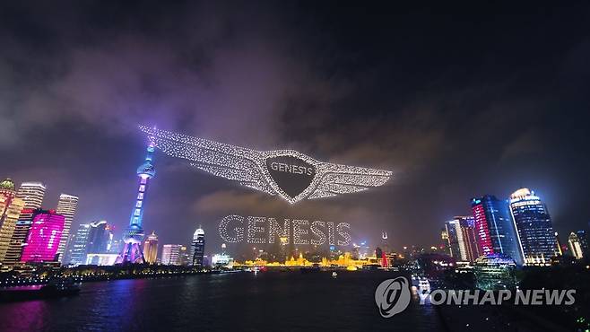 글로벌 브랜드 '제네시스' 중국 본격 출범 (서울=연합뉴스) 제네시스 브랜드가 2일(현지시간) 중국 상하이 국제 크루즈 터미널에서 '제네시스 브랜드 나이트(Genesis Brand Night)'를 열고, 중국 고급 차 시장을 겨냥한 브랜드 론칭을 공식화했다.      사진은 제네시스 브랜드 나이트 행사. 2021.4.2       [제네시스 제공. 재판매 및 DB 금지] photo@yna.co.kr