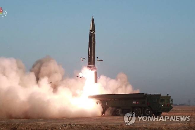 북한, 탄도미사일 발사 공식확인…"탄두중량 2.5t으로 개량" (서울=연합뉴스) 북한이 지난 25일 새로 개발한 신형전술유도탄 시험발사를 진행했다며 탄도미사일 발사를 공식 확인했다. 이번 신형전술유도탄은 탄두 중량을 2.5t으로 개량한 무기체계이며, 2기 시험발사가 성공적으로 이뤄졌다고 자평했다고 조선중앙TV가 26일 보도했다. [조선중앙TV 화면] 2021.3.26       [국내에서만 사용가능. 재배포 금지. For Use Only in the Republic of Korea. No Redistribution] nkphoto@yna.co.kr