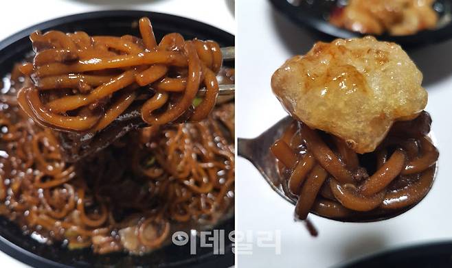 ‘고메 짜장’을 큼직하게 한 젓가락 떠서 먹다가 아예 ‘고메 탕수육’도 얹어서 먹으니 더 맛있다.(사진=김범준 기자)