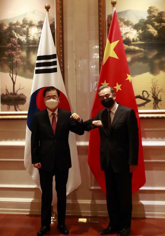 정의용 외교부 장관(왼쪽)과 왕이 중교 외교부장   샤먼(중국)=연합뉴스
