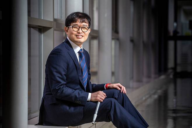 김동현 판사가 항상 지니고 다닌다는 지팡이를 들고 포즈를 취했다. /이신영 영상미디어 기자