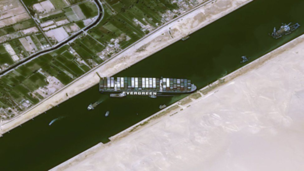 지난 3월 25일 에버기븐호가 수에즈 운하를 막고 있는 모습. /로이터·연합뉴스