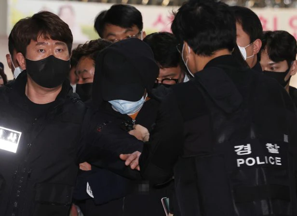 서울 노원구 아파트에서 세 모녀를 살해한 혐의를 받는 김모(24)씨가 2일 첫 경찰 조사를 마친 후 노원경찰서를 나오고 있다. /연합뉴스