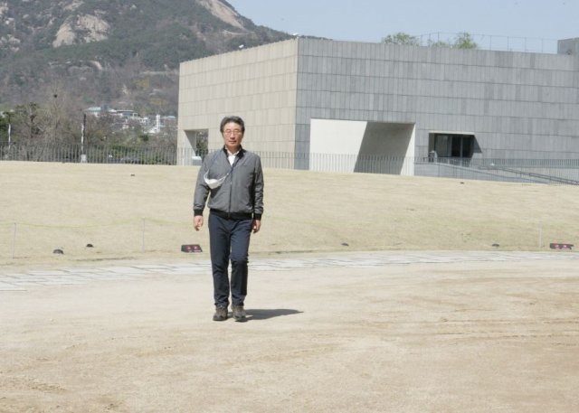 정충래 이사가 서울 종로구 국립현대미술관을 찾아 걷고 있다. 아마추어 사진가 정동운.