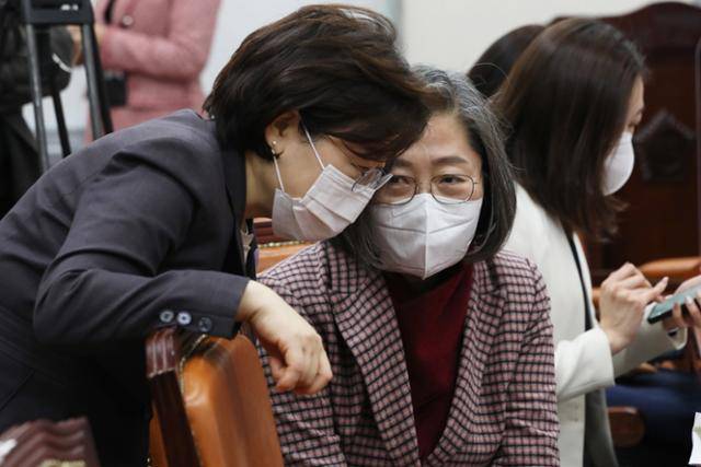 김정재(왼쪽) 국민의힘 성폭력대책특위 위원장과 이수정(가운데) 위원이 지난달 17일 국회에서 열린 국민의힘 성폭력대책특별위원회 정책토론회에서 대화하고 있다. 뉴스1