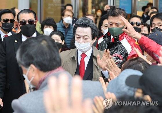 허경영 국가혁명당 서울시장 후보가 지난달 28일 오전 서울 여의도의 한 백화점 앞에서 열린 집중 유세에서 지지자들과 인사하고 있다. 연합뉴스