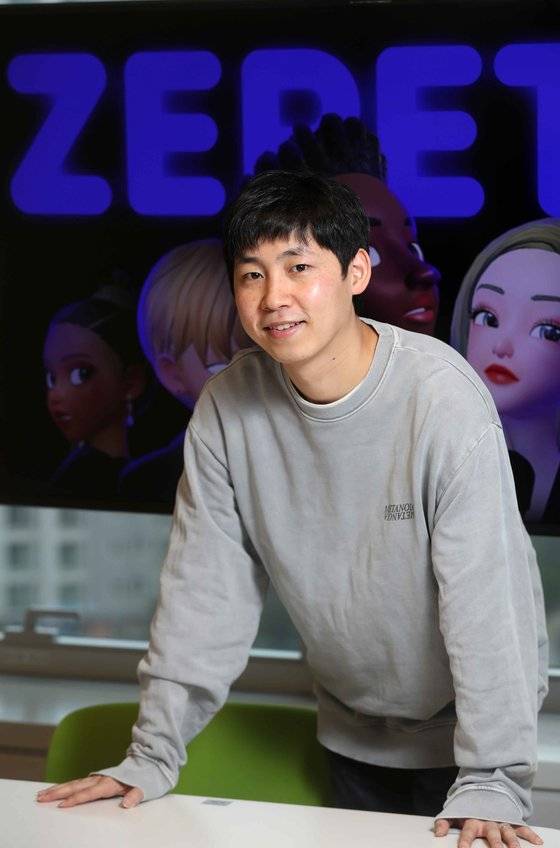 글로벌 AR아바타 서비스 '제페토'를 운영하는 김대욱 네이버제트 공동대표가 12일 경기 성남시 분당구 본사에서 중앙일보와 인터뷰 후 포즈를 취하고 있다. 김상선 기자