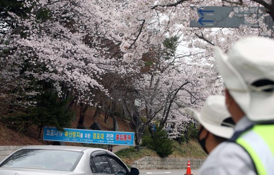 코로나19 예방을 위해 출입 금지된 경포대. 연합뉴스