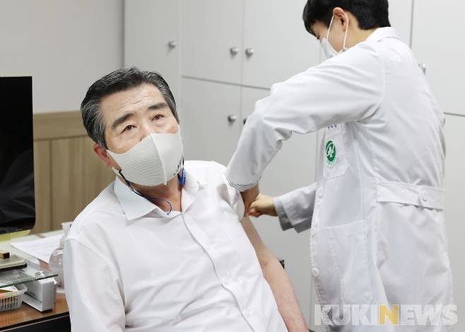 김동일 보령시장 백신 접종 모습.