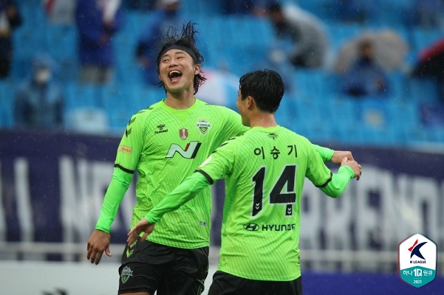 프로축구 K리그1 전북 현대의 최보경(왼쪽)이 3일 수원 삼성과의 경기에서 득점 후 기뻐하고 있다. 사진=한국프로축구연맹