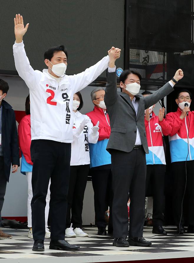 4·7 재보선 국민의힘 오세훈 서울시장 후보와 안철수 공동선대위원장이 지난달 25일 오후 서울 덕수궁 대한문 앞에서 열린 유세에서 손을 맞잡아 들고 지지지들에게 인사하고 있다. [연합]