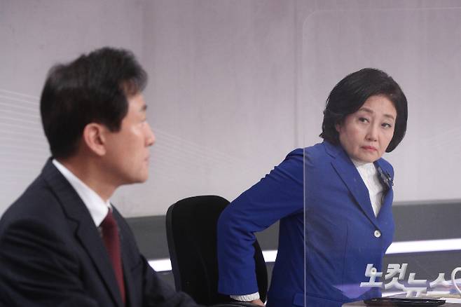 박영선 더불어민주당 후보(오른쪽)와 오세훈 국민의힘 후보. 윤창원 기자