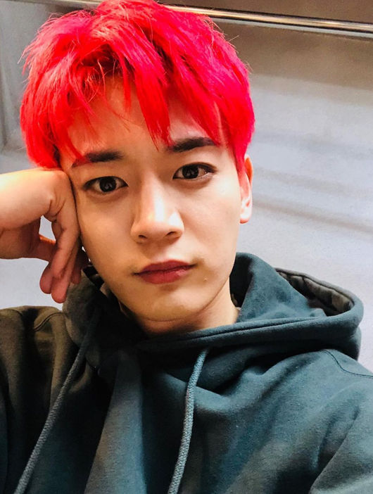 SHINee Minho has heralded a new hairstyle.On the 3rd, Minho sent a message to his Instagram, leaving a picture of his red hair.Minho wrote: Good bye... red hair...In the open photo, Minho took a look at the camera with his red hair transformed while working on his regular 7th album Dont Call Me.Minho said, I tried to try something I did not do through the regular 7th album, and I got an explosive response from fans by showing new styling with red hair.On the other hand, Minho recently won the Special Prize for the Golden Film Award for the movie Jangsari. Minho is reportedly considering a special appearance of the drama Yumis Cells.
