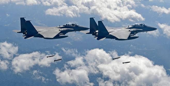 한국 공군 F-15K 전투기 편대가 지상 표적을 향해 폭탄을 투하하고 있다. 세계일보 자료사진