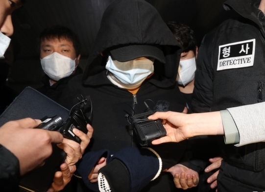 서울 노원구 중계동의 한 아파트에서 세 모녀를 살해한 혐의를 받는 A씨가 3일 오후 서울 노원구경찰서에서 피의자 신분으로 조사를 받은 뒤 경찰서를 나서고 있다. 뉴스1