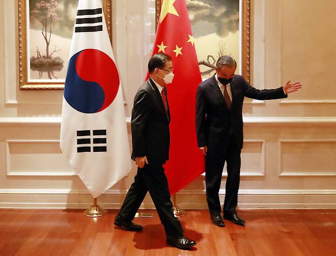 정의용(왼쪽) 외교부 장관과 왕이 중국 국무위원 겸 외교부장이 3일 중국 샤먼 하이웨호텔에서 한중 외교장관 회담을 하기 위해 회담 장소로 향하고 있다. (사진=연합 제공)