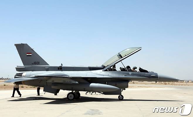 알발라드 공군기지에 배치된 F-16 전투기. © AFP=뉴스1