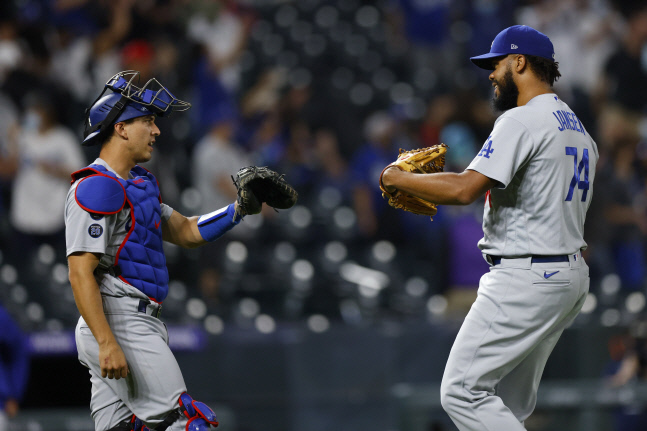DENVER, CO - APRIL 3: Kenley Jansen #74 and Austin Barnes #15 of the Los Angeles Dodgers celebrate their 6-5 win against the Colorado Rockies after the MLB game at Coors Field on April 3, 2021 in Denver, Colorado.   Justin Edmonds/Getty Images/AFP== FOR NEWSPAPERS, INTERNET, TELCOS & TELEVISION USE ONLY ==<저작권자(c) 연합뉴스, 무단 전재-재배포 금지>