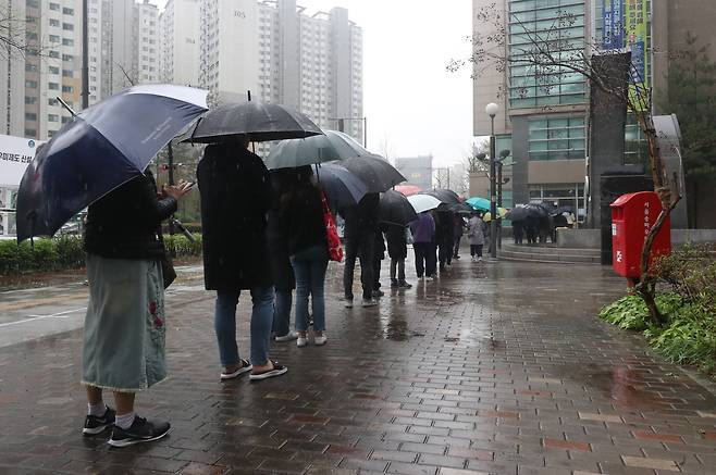지난 3일 오후 서울 송파구 잠실2동 주민센터 사전투표소에서 시민들이 투표를 위해 순서를 기다리고 있다./ 장련성 기자