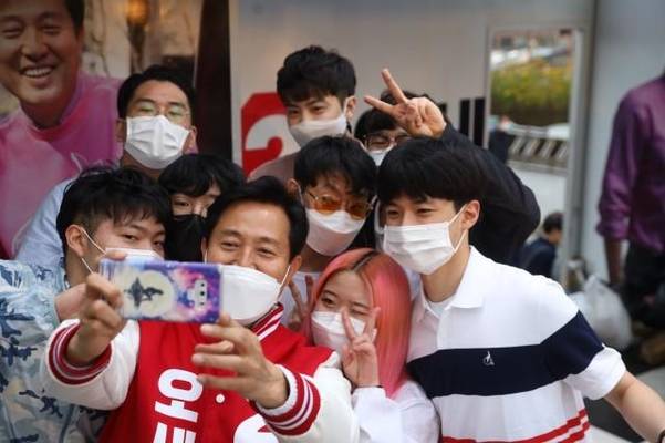 오세훈 국민의힘 서울시장 후보가 4일 서울 광진구에서 열린 '청년 오픈 마이크' 유세에 참여한 청년들과 함께 사진을 찍고 있다. /오세훈 캠프