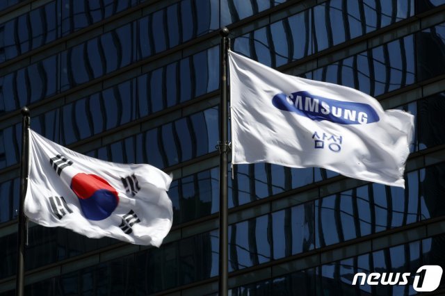 서울 서초구 삼성전자 서초사옥에 걸린 태극기와 삼성 깃발의 모습/뉴스1 © News1
