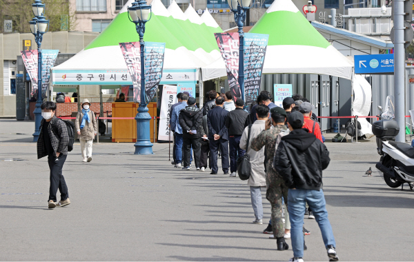 2일 오전 서울역 광장에 마련된 임시선별 검사소를 찾은 시민들이 검사를 받기 위해 대기하고 있다. 연합뉴스 제공