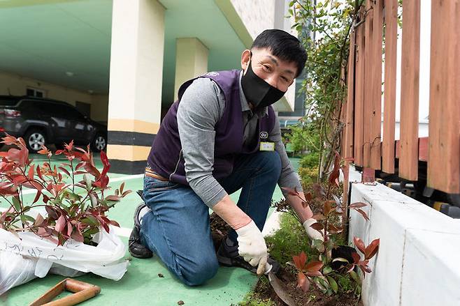 제주하귀휴먼시아점 김종기 가맹점주가 집 앞 자투리 땅에 묘목을 심고 있다