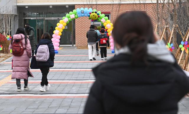 전국적으로 개학이 시작된 지난달 1일 오전 서울 강동구 강빛초중이음학교에서 학부모가 등교하는 초등학생을 바라보고 있다. 사진공동취재단