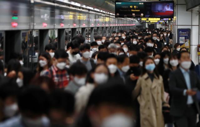 신종 코로나바이러스 감염증(코로나19) 누적 확진자가 10만 명을 넘어선 지난달 25일 서울의 한 지하철역에서 시민들이 출근길 발걸음을 옮기고 있다. 뉴스1
