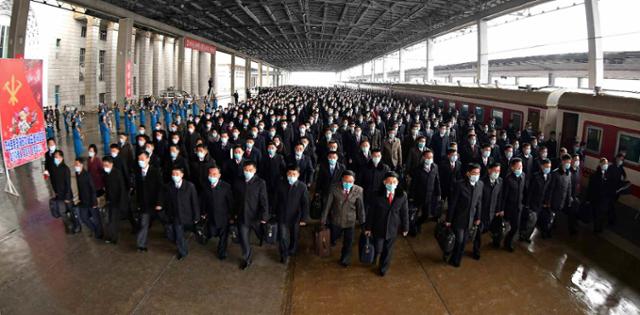북한 노동당 최말단 조직인 '당 세포'를 이끄는 세포비서들이 제6차 세포비서대회에 참가하기 위해 3일 평양에 도착한 모습. 평양 노동신문=뉴스1