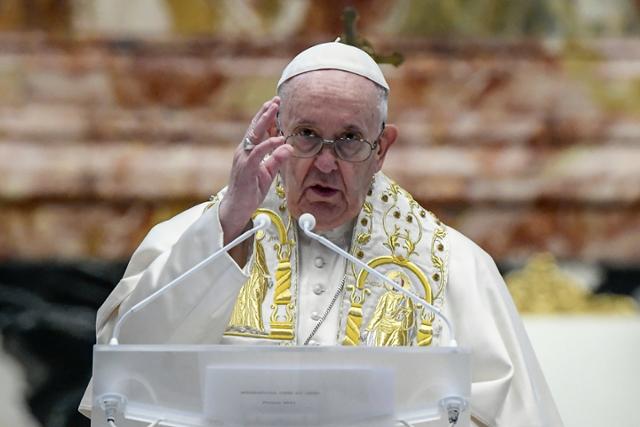 프란치스코 교황이 4일 바티칸 바티칸시티 성베드로 대성당에서 부활절 미사를 집전한 뒤 로마와 전 세계인들에게 강론 '우르비 에트 오르비'(Urbi et Orbi·'로마와 온 세상에'라는 뜻의 라틴어)를 하고 있다. 바티칸시티=AP 뉴시스