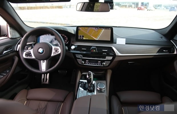 여느 5시리즈와 다르지 않은 BMW M550i x드라이브 실내 모습. 사진=오세성 한경닷컴 기자