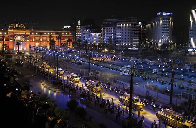 3일(현지시간) 열린 ‘파라오들의 황금 행진’ 행사가 진행되고 있는 가운데 카이로 시내에 긴 미라 운구 행렬이 늘어서 있다. 카이로|EPA연합뉴스
