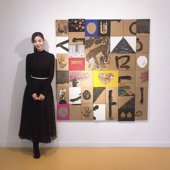 Actor Kim Gyu-ri poses in front her artwork at the exhibition “S.T.A.R.T” in Osan Museum of Art, Gyeonggi. [KIM GYU-RI]