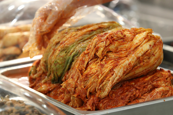 Kimchi is sold at a discount store in downtown Seoul on Feb. 15. [YONHAP]