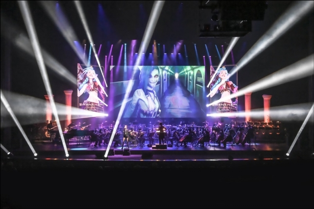 세종문화회관 대극장에서 ‘리그 오브 레전드 라이브: 디 오케스트라’의 첫 공연이 열렸다. 지휘자 진솔, KBS 교향악단이 함께 무대를 꾸미고 있다. 세종문화회관 제공