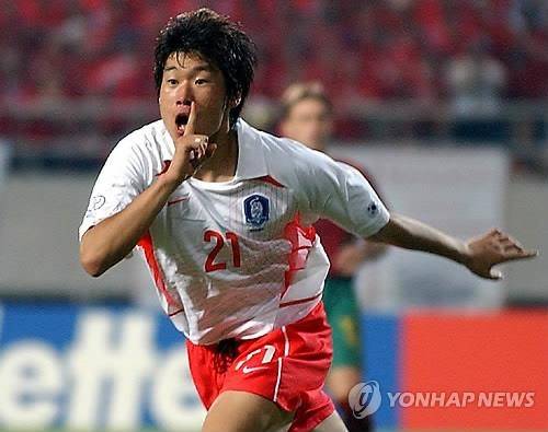 축구 월드컵에선 시드 운영을 통해 강팀이나 개최국에게 우선권을 부여해 예선에서 탈락하는 것을 막는다.  2002 한·일 월드컵 예선전 포르투갈전에서 골 넣고 환호하는 박지성. [연합뉴스 자료사진]