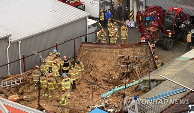 4일 오후 광주 동구 계림동 주택가에서 공사 중인 건물이 붕괴돼 작업자 4명이 매몰되자 119 구조대원 등이 매몰자 구조 작업을 하고 있다.(사진출처-연합뉴스)