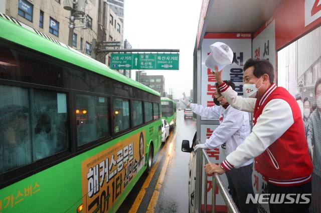 [서울=뉴시스] 오세훈 국민의힘 서울시장 후보가 사전투표 마지막날인 3일 금천구에서 차량 이동유세를 벌이고 있다.