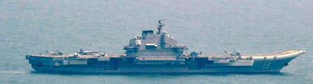 [서울=뉴시스] 중국 항공모함 랴오닝이 이끄는 항모전단이 지난해 4월11일 일본 오키나와와 미야코지마 사이 미야코해협을 통과해 서태평양으로 항행했다. (사진출처: 일본 방위성 홈페이지 캡처) 2021.04.04