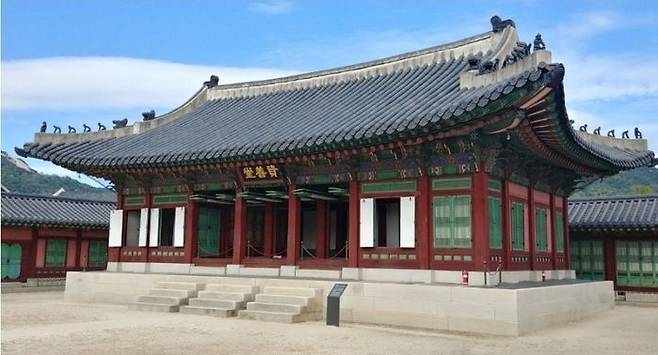 자선당 일제 반출 시절 모습(위)과 현재의 모습(아래)