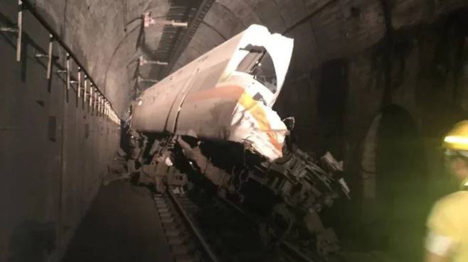 4월 2일 사고가 난 '타이루거 408호' 열차. 앞부분이 심하게 파손됐다.