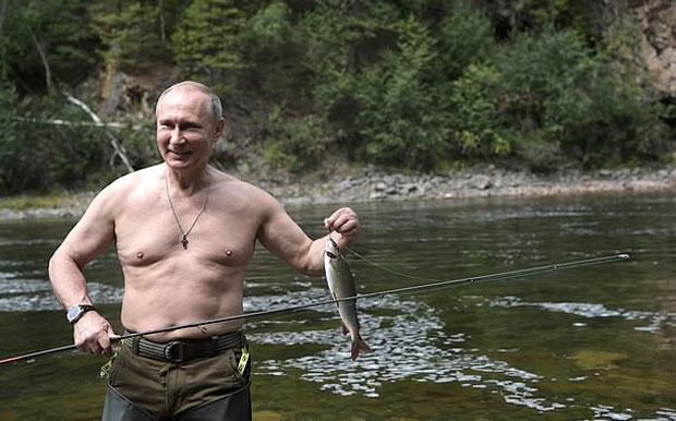 푸틴 대통령은 그간 다양한 선전용 사진으로 이미지를 관리했다. 시베리아 호수로 여름 휴가를 떠나 모험을 즐기는 호방함을 강조하는가 하면, 상의를 벗어젖히고 근육을 드러내며 남성성을 한껏 과시하기도 했다./사진=AP 연합뉴스