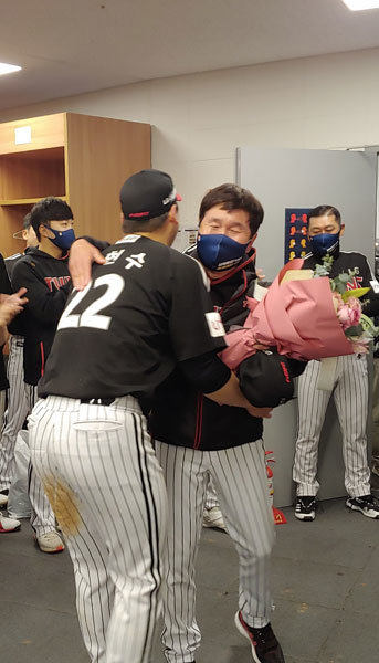 류지현 LG 감독이 꽃다발을 건네는 김현수(22번)를 안아주고 있다. 사진제공 | LG 트윈스