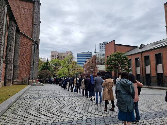 명동성당 앞 입장을 대기하는 줄 [촬영 김동환 수습기자]