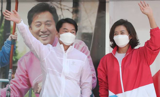 지난달 30일 오후 서울 영등포역 광장에서 열린 국민의힘 오세훈 서울시장 후보 집중유세장에서 나경원 전 의원과 국민의당 안철수 대표가 연단에 올라 손을 들어 유권자들에게 인사하고 있다 (사진=연합뉴스)